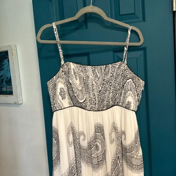 White House Black Market pleated maxi - 16 - Picture 4 of 9